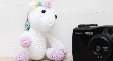 Mini Unicórnio Sentado em Amigurumi