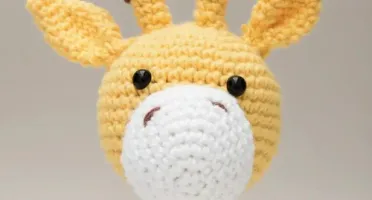 Chocalho Girafa Grande em Amigurumi