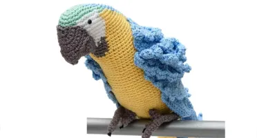 Arara em amigurumi