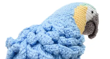 Arara em amigurumi