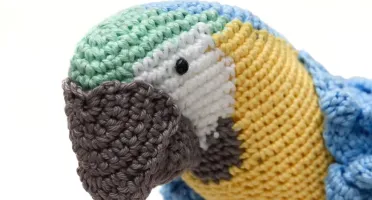Arara em amigurumi