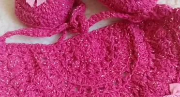 Kit Sapatinho e Babador Rosa com Detalhes Dourados