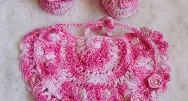 Kit Sapatinho e Babador Rosa com Detalhes Dourados