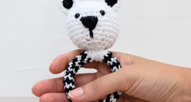 Chocalho Ursinho Preto e Branco Amigurumi