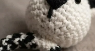 Chocalho Ursinho Preto e Branco Amigurumi