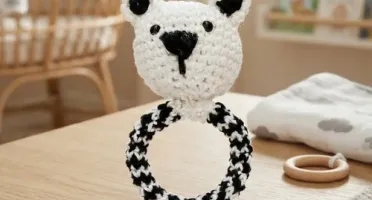 Chocalho Ursinho Preto e Branco Amigurumi