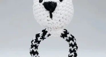 Chocalho Ursinho Preto e Branco Amigurumi