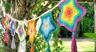 Varal de Estrelas Multicoloridas em Crochê