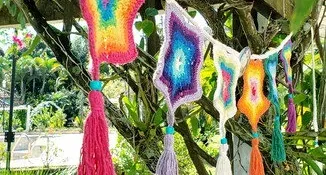 Varal de Estrelas Multicoloridas em Crochê