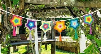 Varal de Estrelas Multicoloridas em Crochê