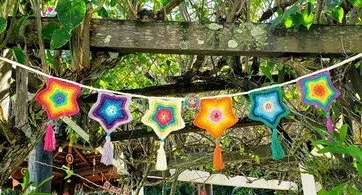 Varal de Estrelas Multicoloridas em Crochê