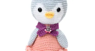 Pinguim de Boina Lilás em Amigurumi