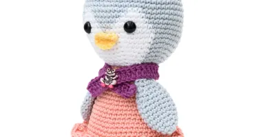 Pinguim de Boina Lilás em Amigurumi
