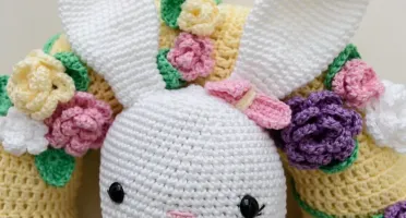 Guirlanda Coelhinha de vestido em amigurumi