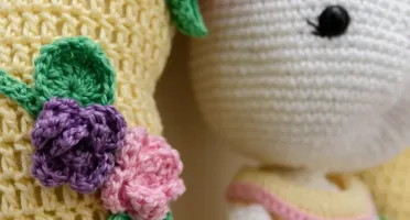 Guirlanda Coelhinha de vestido em amigurumi