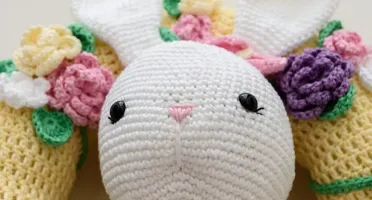 Guirlanda Coelhinha de vestido em amigurumi