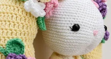 Guirlanda Coelhinha de vestido em amigurumi