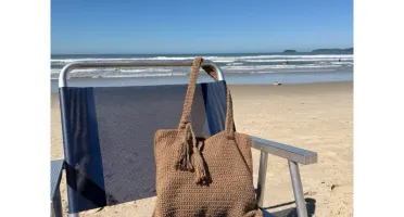 Bolsa de praia de crochê com barbante e bolsos internos