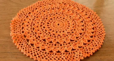 Toalhinha cor de laranja em crochê