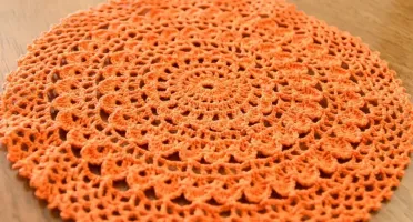 Toalhinha cor de laranja em crochê