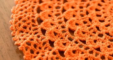 Toalhinha cor de laranja em crochê