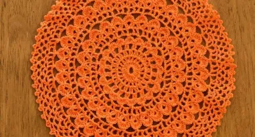 Toalhinha cor de laranja em crochê