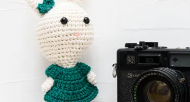 Coelha de vestido verde em amigurumi