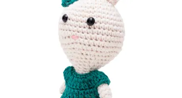Coelha de vestido verde em amigurumi