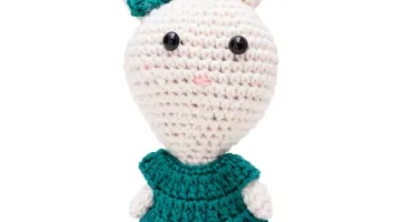 Coelha de vestido verde em amigurumi