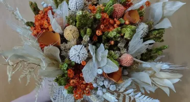 Buque com Flores Desidratadas em tons de laranja