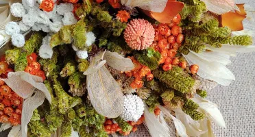 Buque com Flores Desidratadas em tons de laranja