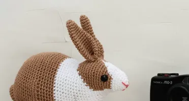 Coelho holandês fofo em amigurumi