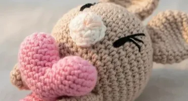 Chocalho Bastão Coelhinho Amigurumi