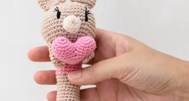 Chocalho Bastão Coelhinho Amigurumi
