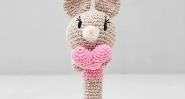 Chocalho Bastão Coelhinho Amigurumi