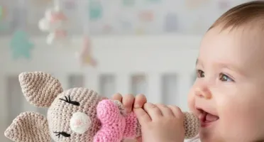 Chocalho Bastão Coelhinho Amigurumi