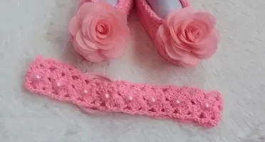 Kit Sapatinho e Faixa de Crochê com Flores