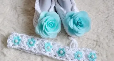 Kit Sapatinho e Faixa de Crochê com Flores