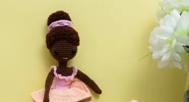 Boneca Bailarina Késia em amigurumi