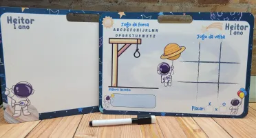 Lousa MDF Astronauta com Alça e Jogos no Verso