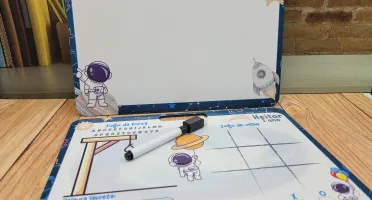 Lousa MDF Astronauta com Alça e Jogos no Verso