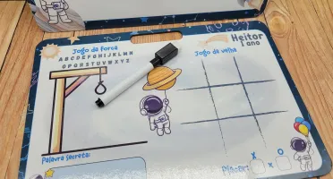 Lousa MDF Astronauta com Alça e Jogos no Verso
