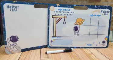 Lousa MDF Astronauta com Alça e Jogos no Verso