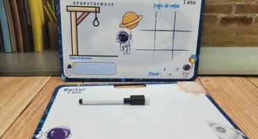 Lousa MDF Astronauta com Alça e Jogos no Verso