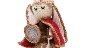 São Miguel Arcanjo em amigurumi