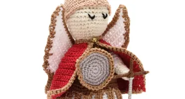 São Miguel Arcanjo em amigurumi