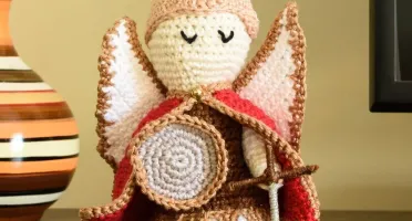 São Miguel Arcanjo em amigurumi