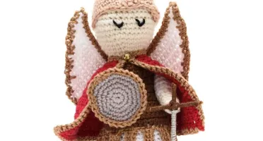 São Miguel Arcanjo em amigurumi