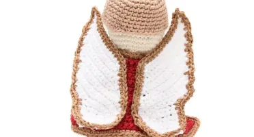 São Miguel Arcanjo em amigurumi