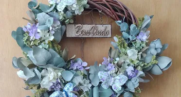 Guirlanda rústica com flores desidratadas